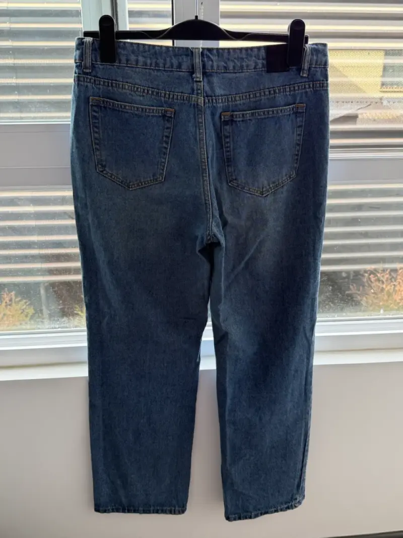 Jeans azul con perlas decorativas - 2