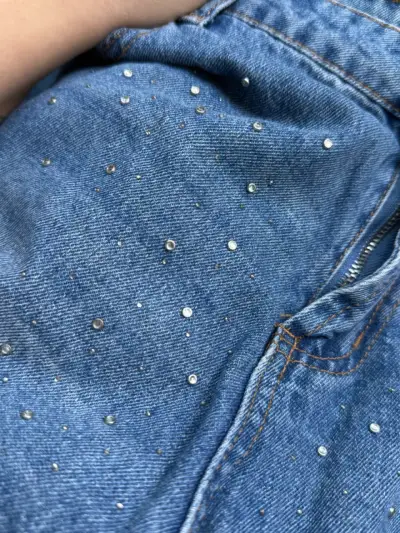 Jeans azul con perlas decorativas - miniatura 3