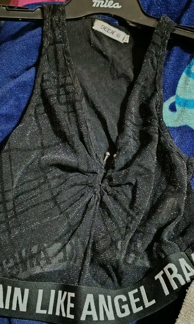 Top deportivo negro brillante