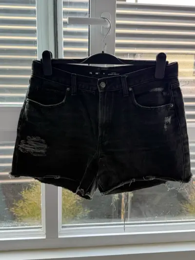 Shorts OLD NAVY de mezclilla negros desgastados - miniatura 1
