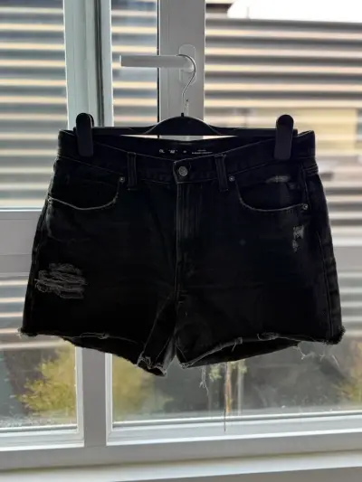 Shorts OLD NAVY de mezclilla negros desgastados - miniatura 2