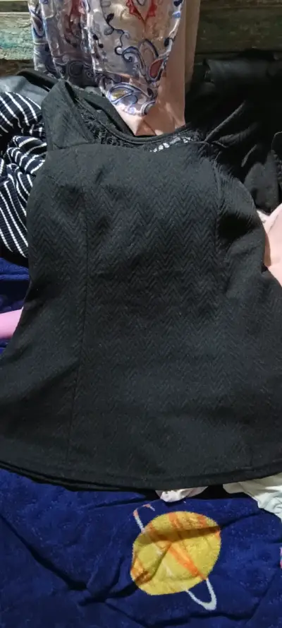 Top negro con diseño zigzag - miniatura 1