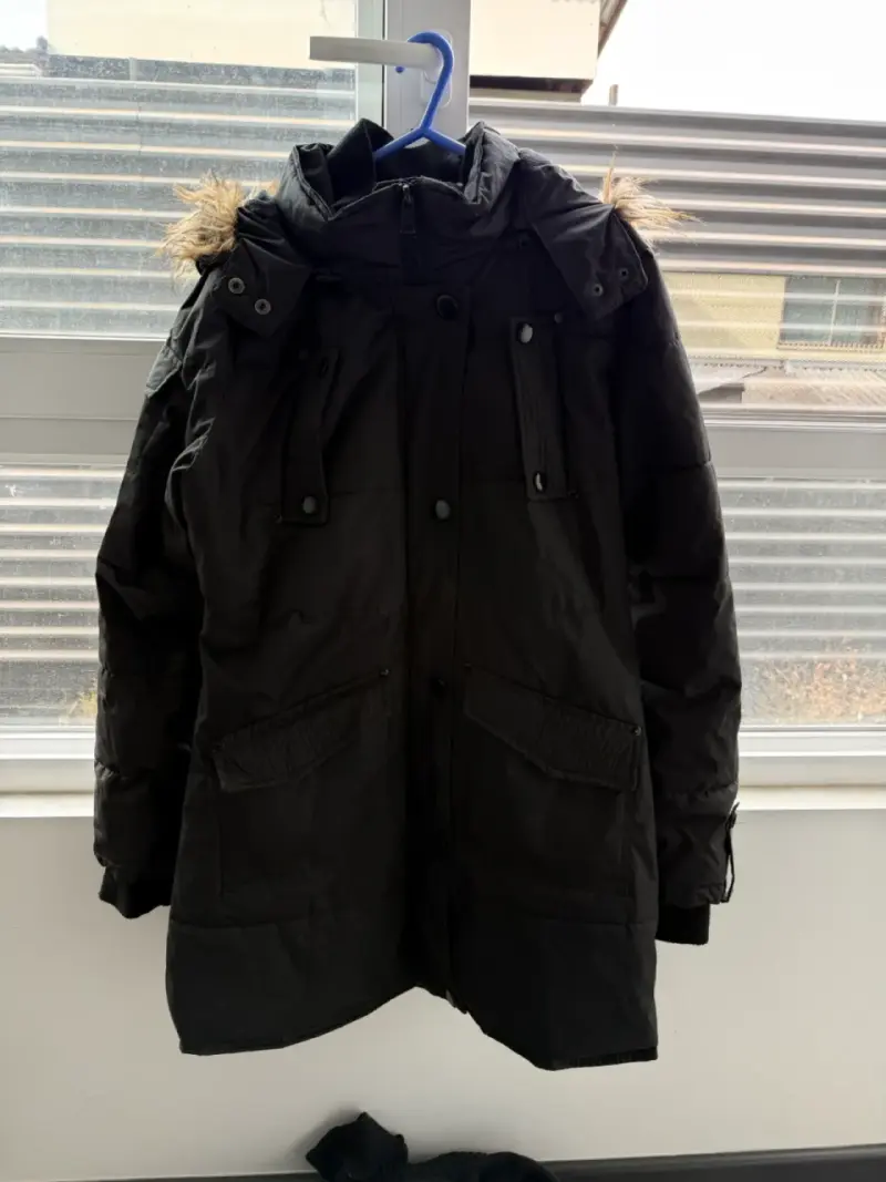 Parka negra con capucha de piel - 1