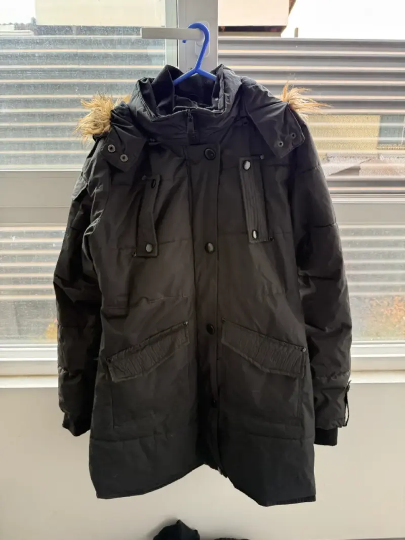 Parka negra con capucha de piel - 2