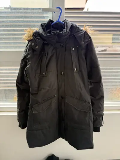 Parka negra con capucha de piel - miniatura 2