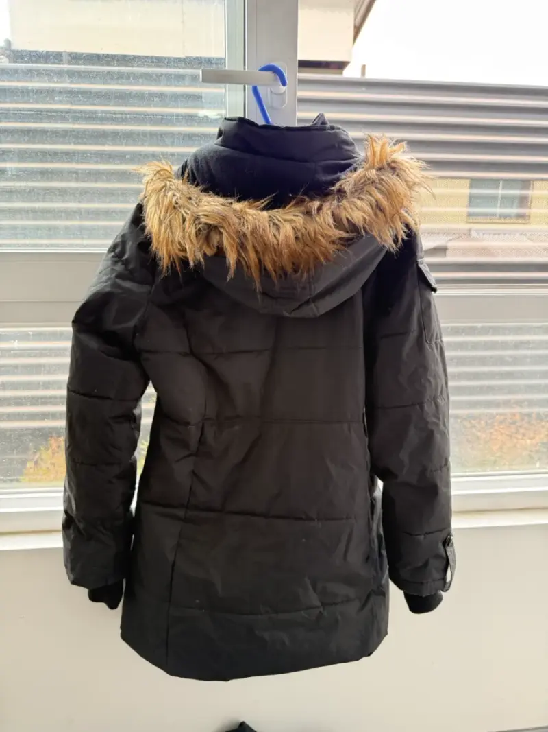 Parka negra con capucha de piel - 3
