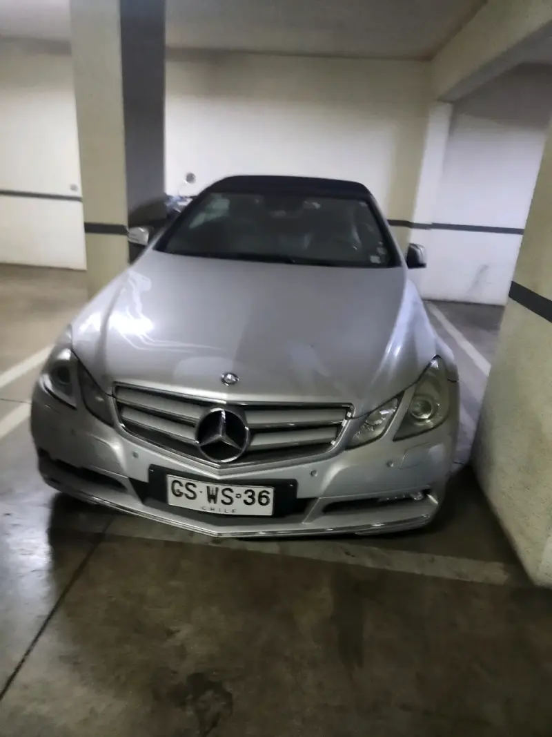 Auto plateado de lujo - 1