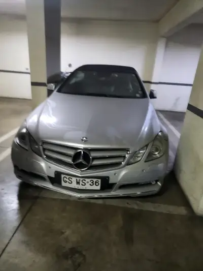 Auto plateado de lujo - miniatura 1