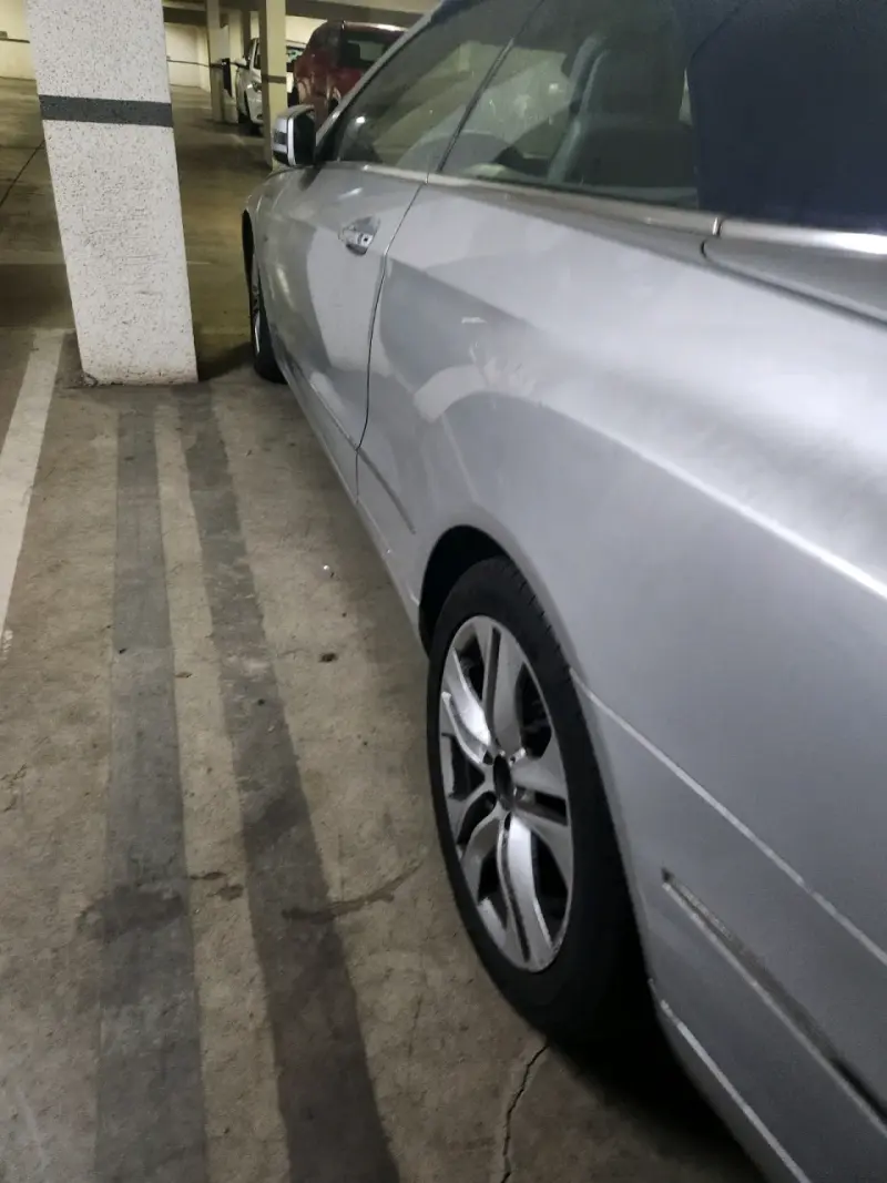 Auto plateado de lujo - 3