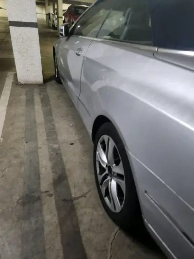 Auto plateado de lujo - miniatura 3