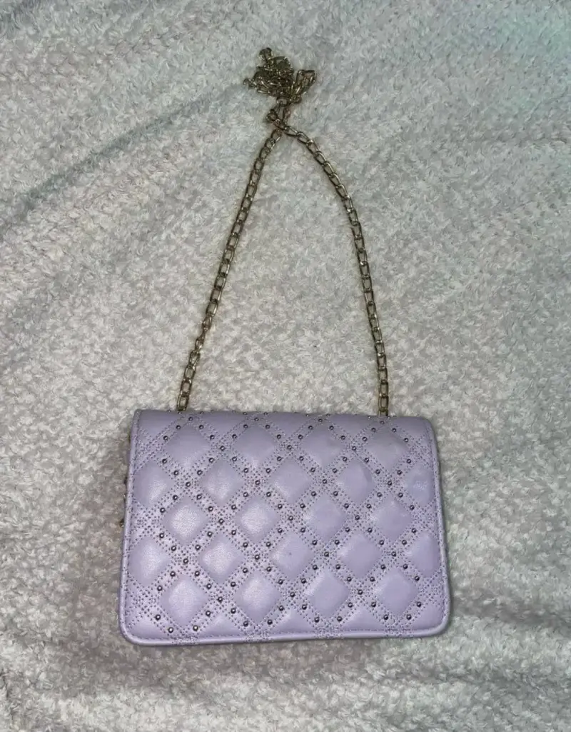 Cartera morada con cadena metálica