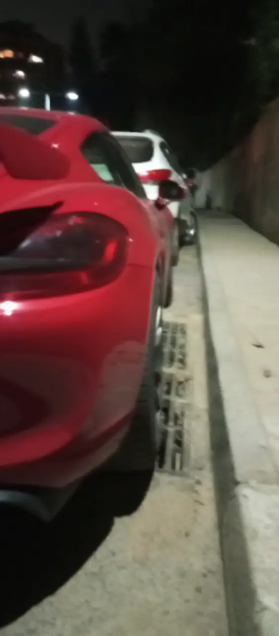 Auto deportivo rojo - 2
