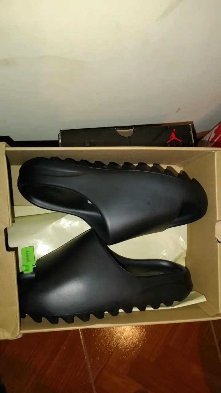 Sandalias negras Yeezy en caja - 1