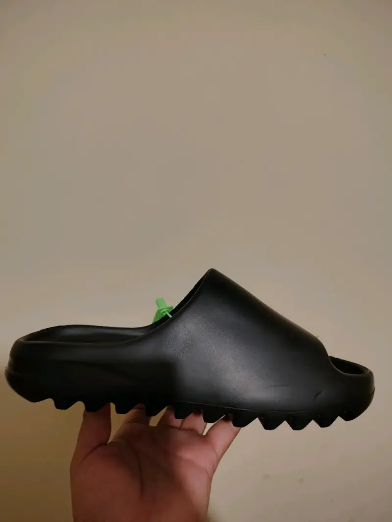 Sandalias negras Yeezy en caja - 2