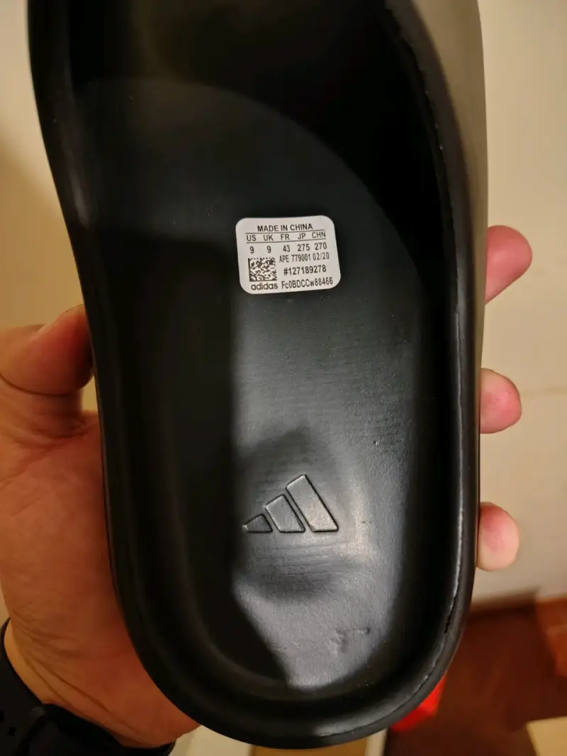 Sandalias negras Yeezy en caja - 3
