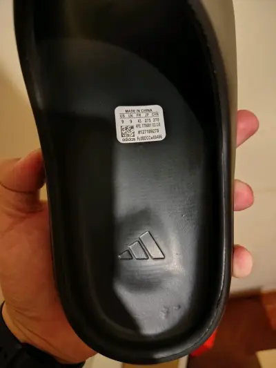 Sandalias negras Yeezy en caja - miniatura 3