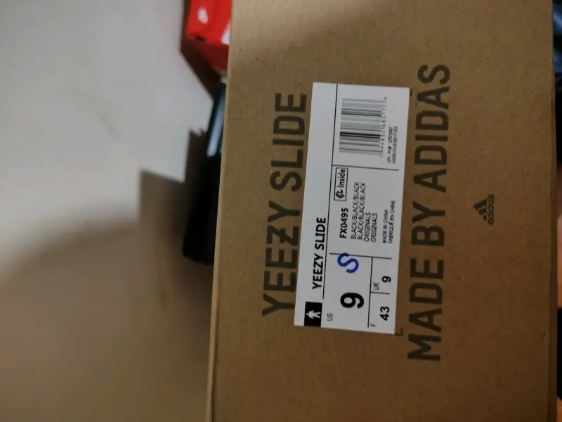 Sandalias negras Yeezy en caja - 4