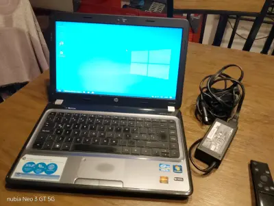 Laptop HP con cargador - miniatura 1