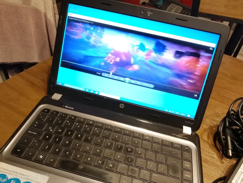 Laptop HP con cargador - 2