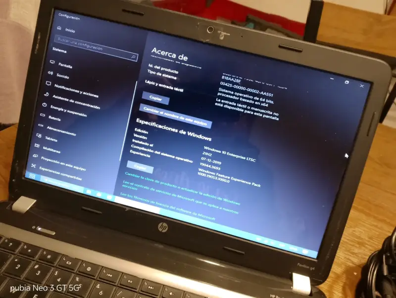 Laptop HP con cargador - 4