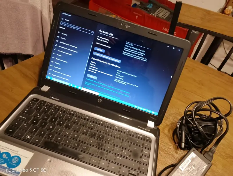 Laptop HP con cargador - 5