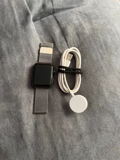 Apple Watch Series 3 con correa metálica - miniatura 1