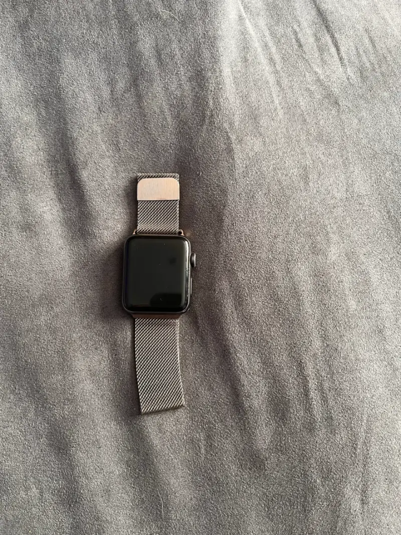 Apple Watch Series 3 con correa metálica - 3