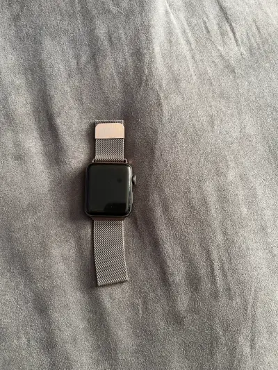Apple Watch Series 3 con correa metálica - miniatura 3