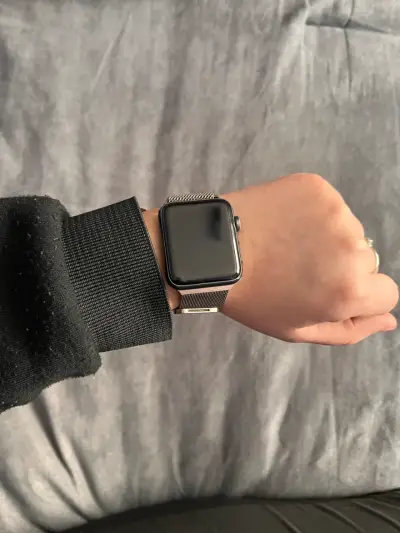 Apple Watch Series 3 con correa metálica - miniatura 4