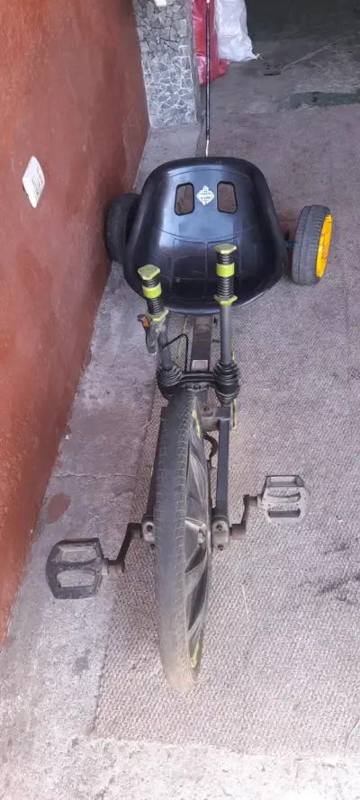 Triciclo infantil con bandera - miniatura 2