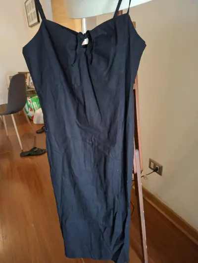 Vestido negro de tirantes - miniatura 1