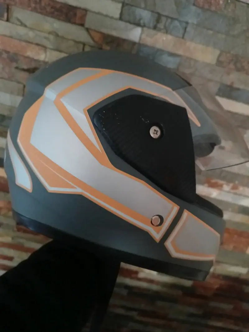 Casco de moto gris y naranja - 1
