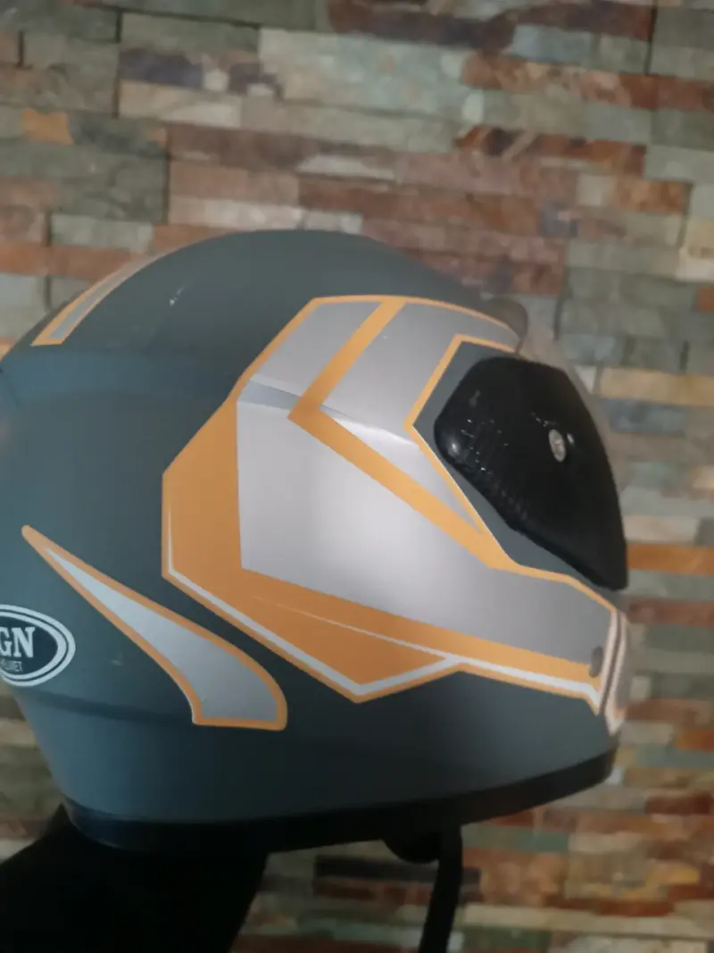 Casco de moto gris y naranja - 2