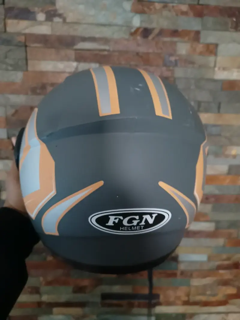 Casco de moto gris y naranja - 3