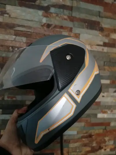 Casco de moto gris y naranja - miniatura 4