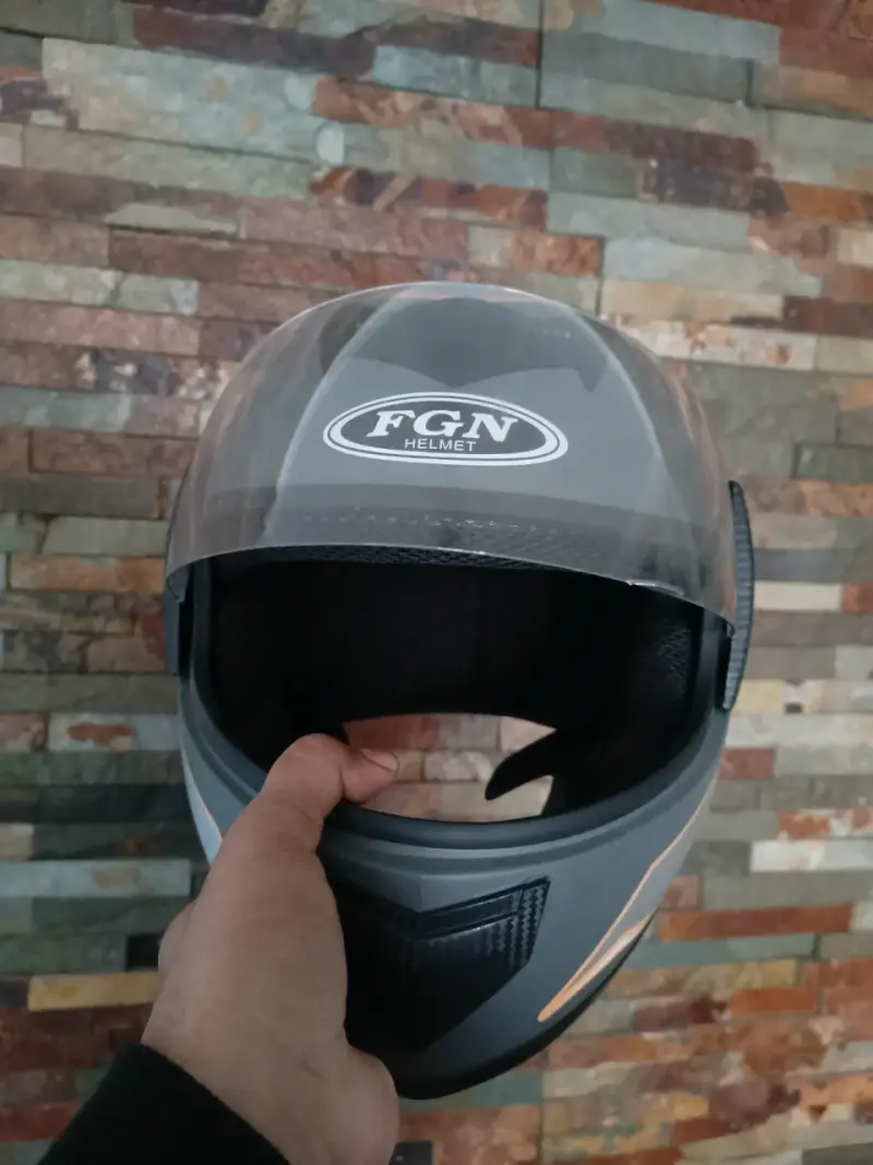 Casco de moto gris y naranja - 5