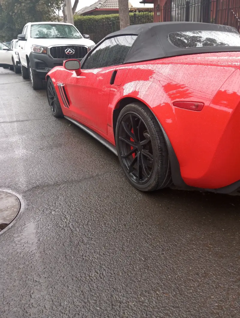 Auto deportivo descapotable rojo - 1