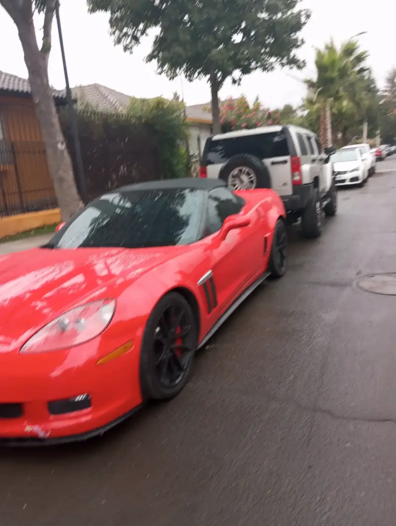 Auto deportivo descapotable rojo - 3
