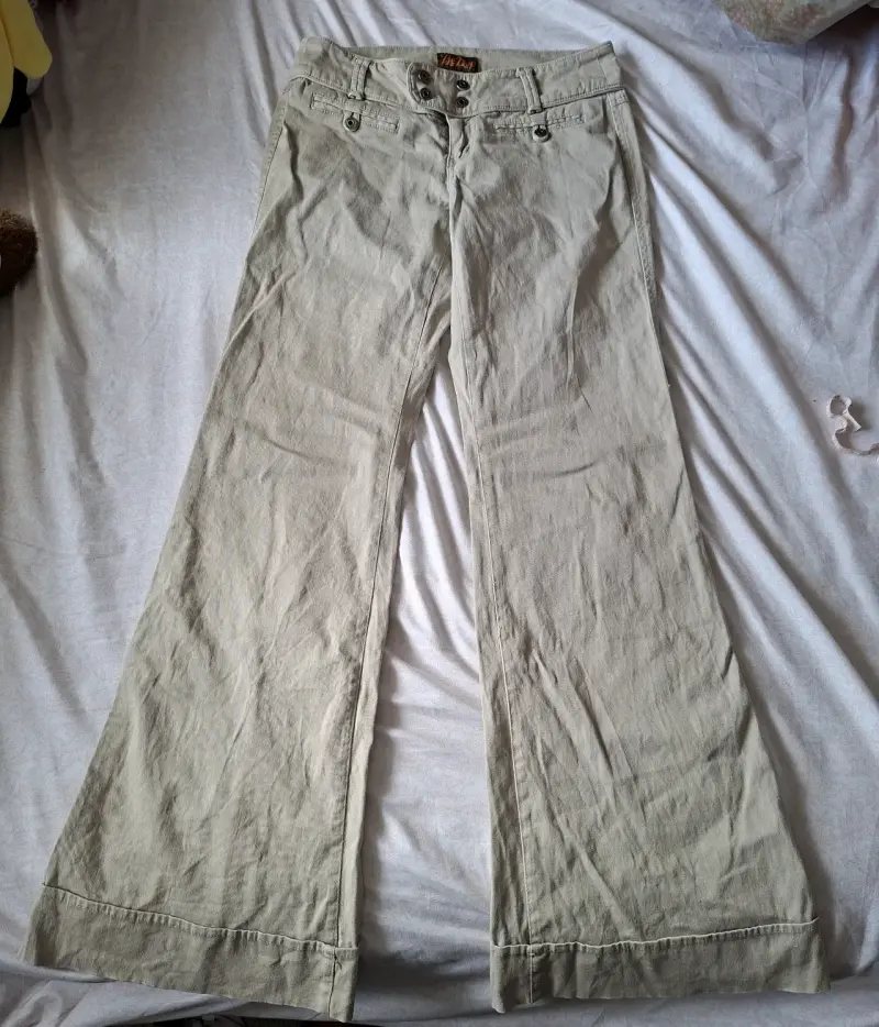 Pantalones beige acampanados - 1