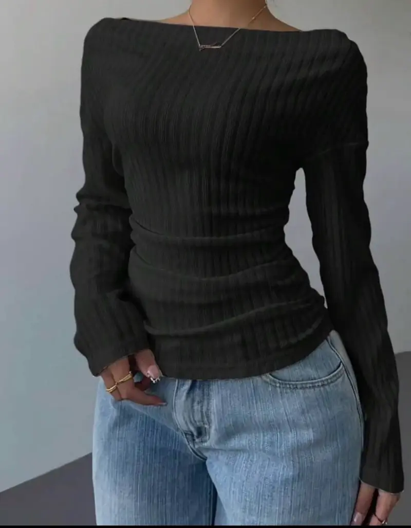 Polera negra ajustada