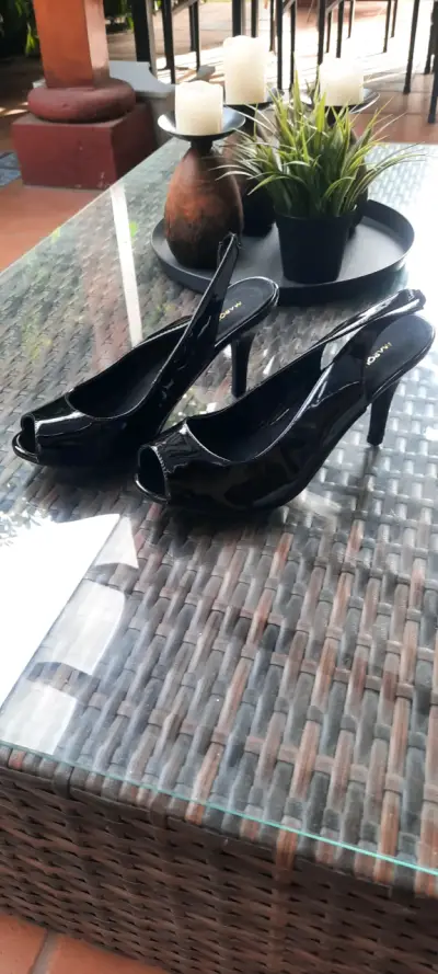 Zapatos de tacón negro brillante - miniatura 1