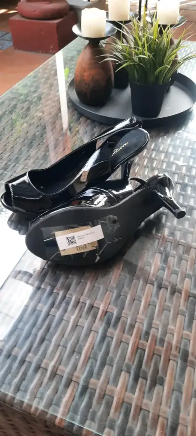 Zapatos de tacón negro brillante - miniatura 2