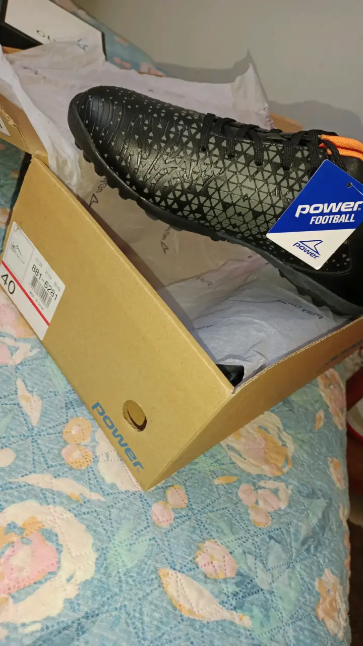 Zapatos de fútbol Power nuevos - 1