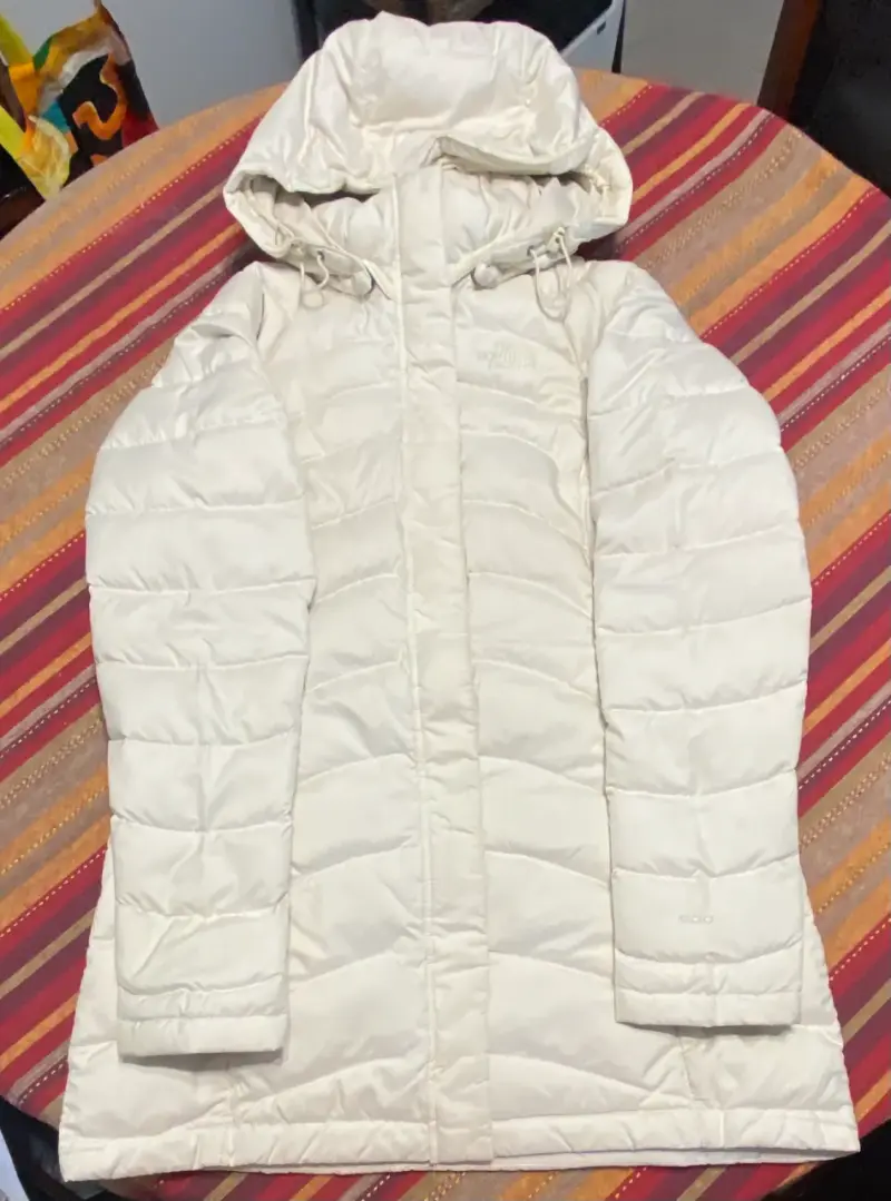 Abrigo acolchado blanco con capucha