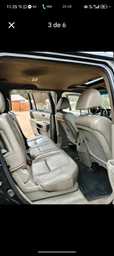 Camioneta Honda negra - miniatura 3