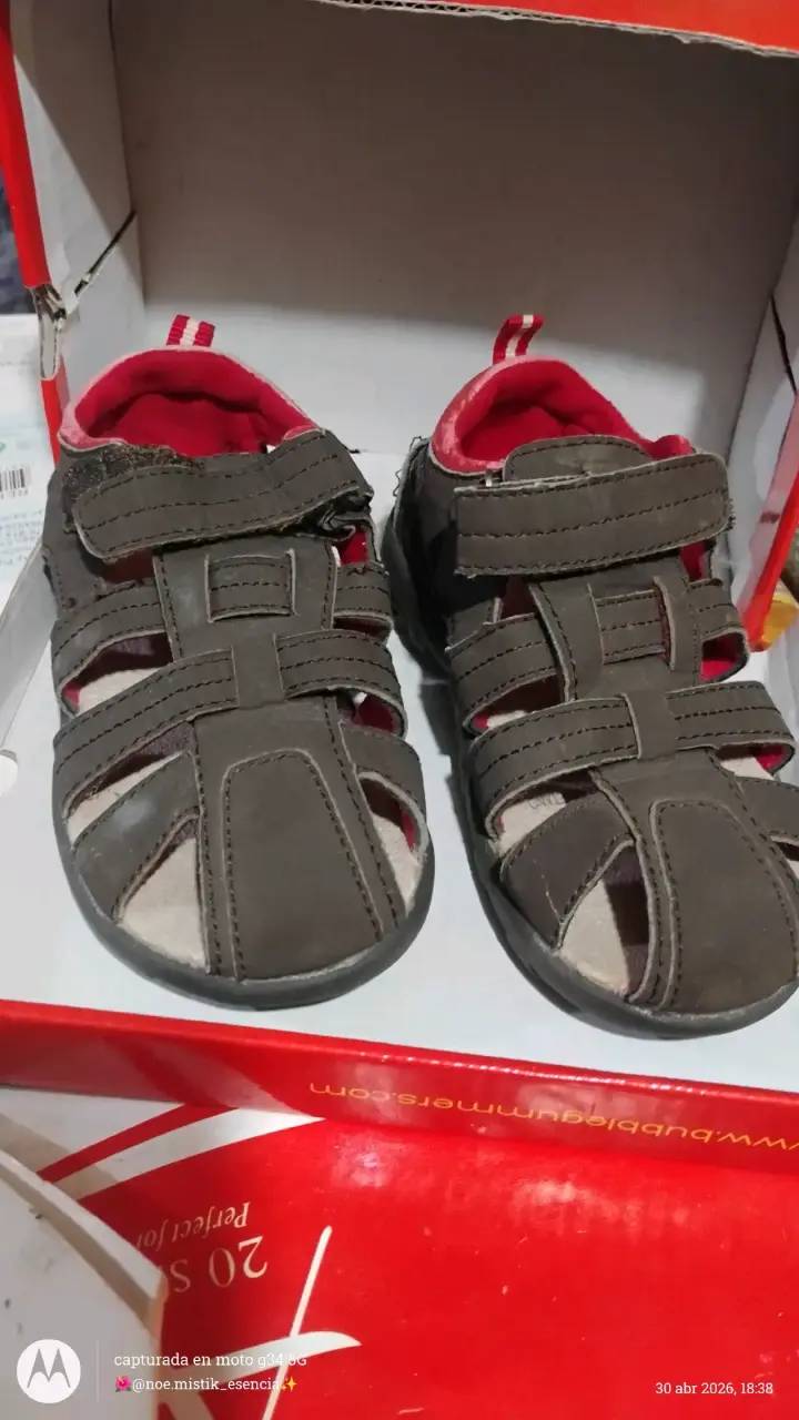 Sandalias infantiles marrón y rojo - 3