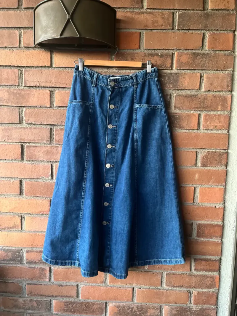 Falda midi de mezclilla con botones - 1