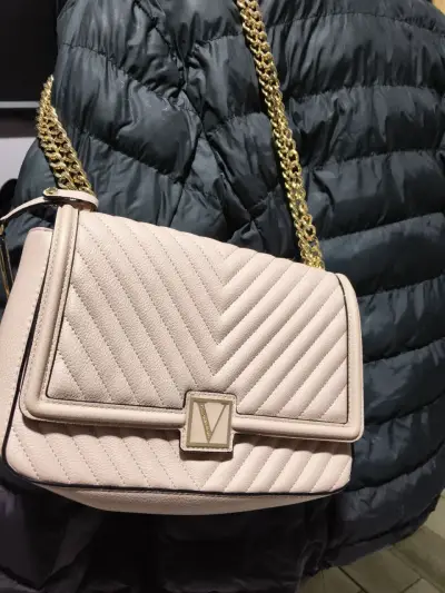 Cartera Victoria Secret beige con cadena dorada - miniatura 1
