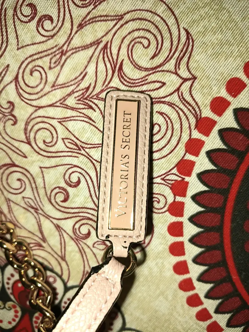 Cartera Victoria Secret beige con cadena dorada - 2