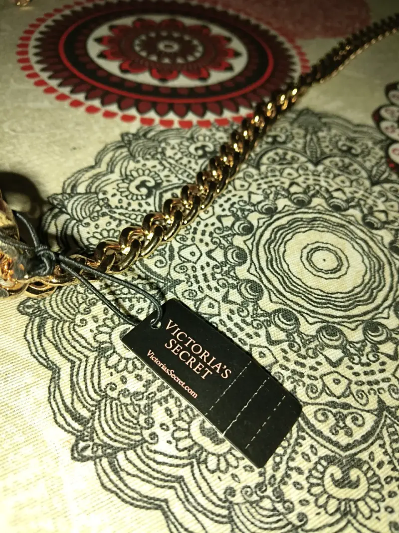 Cartera Victoria Secret beige con cadena dorada - 3